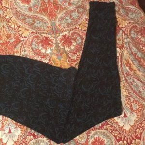 🦄🦄Black and Green Roses Lula Roe Leggings 🦄🦄